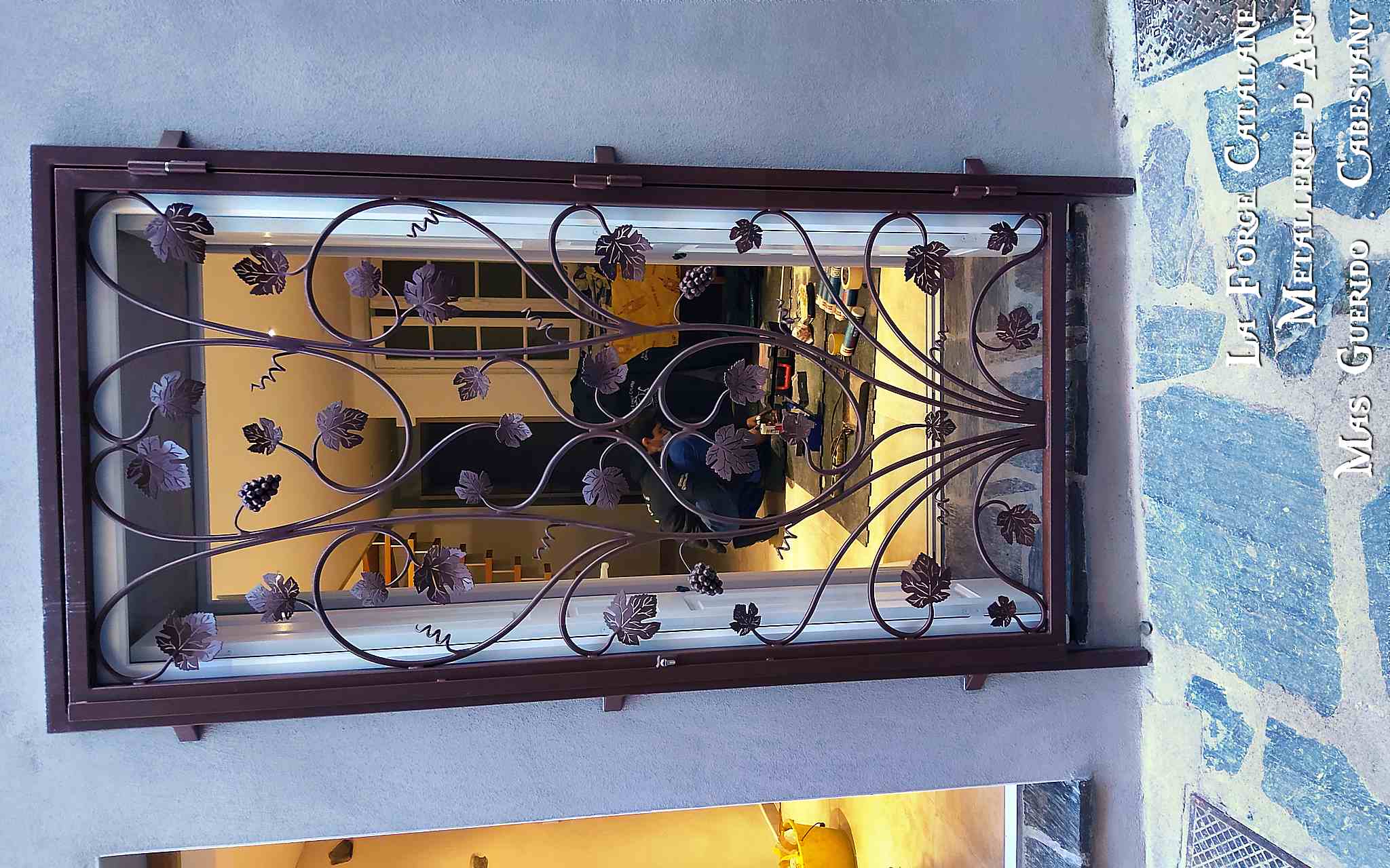 grille de protection ouvrante remplissage feuilles de vigne et grappes de raisins.jpg